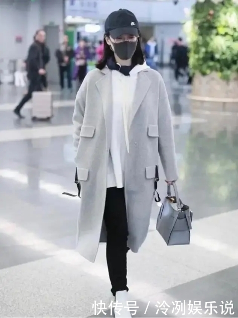 中年的女人,穿大衣少配打底裤,学学明星的“气质”穿法,很减龄