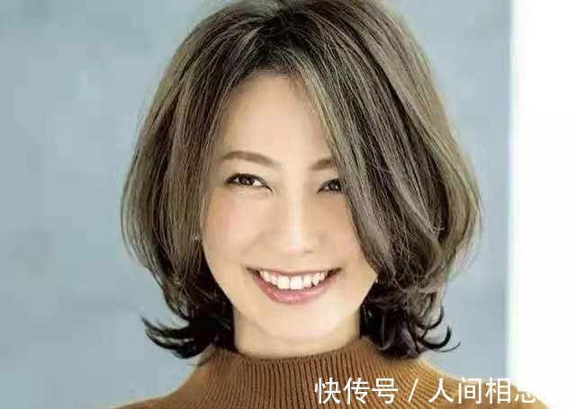 搭肩烫 四五十岁女人烫什么发型洋气减龄端庄大气的搭肩烫,时髦有气质!