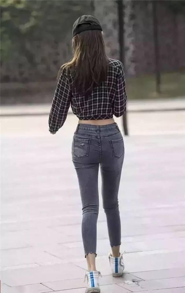 格子|街拍美女格子衬衫加紧身牛仔裤属于小姐姐的味道