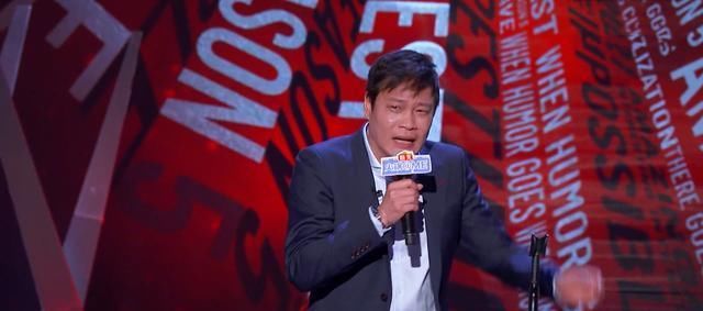 原来《吐槽大会》有提词器，嘉宾吐槽只是表演，台下观众视而不见