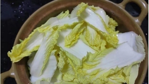 天冷，这菜要多吃，跟豆腐是绝配，焖一锅实在太鲜了，营养又暖身