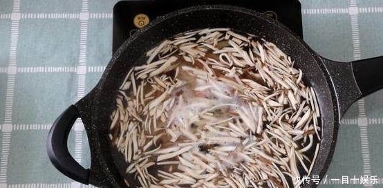 儿子|婆婆教我做的酸辣汤,儿子喝的很高兴,老公喝着喝着就会哭