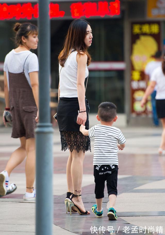 辣妈 街拍路人,时尚的辣妈穿搭就是与众不同,总是给人一种迷人神秘感