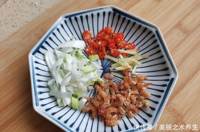 中年|秋天吃它“赛人参”,只要1块钱一斤,简单一焖比吃肉还过瘾!