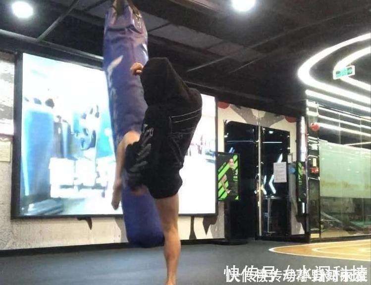 大叔|46岁大叔健身多年,驻颜有术,肌肉壮硕颜值很高,硬拉180公斤