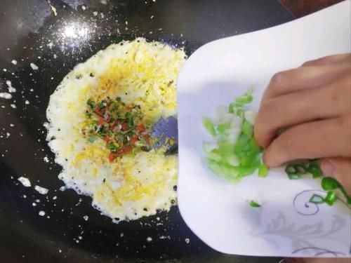 泡面|泡面蛋炒饭解锁创意炒饭,味道真不是一般的香