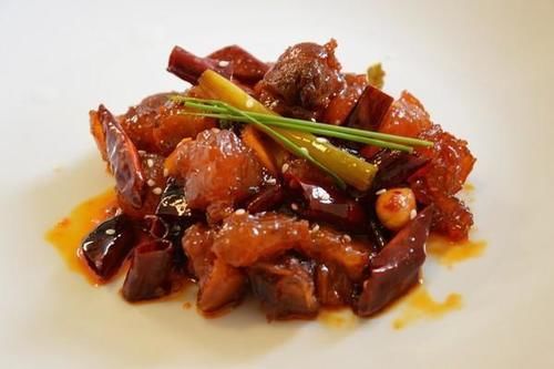  香辣|精选美食：香辣牛蹄筋、猪肉炒秋葵、蛋饺、黑椒牛扒的做法