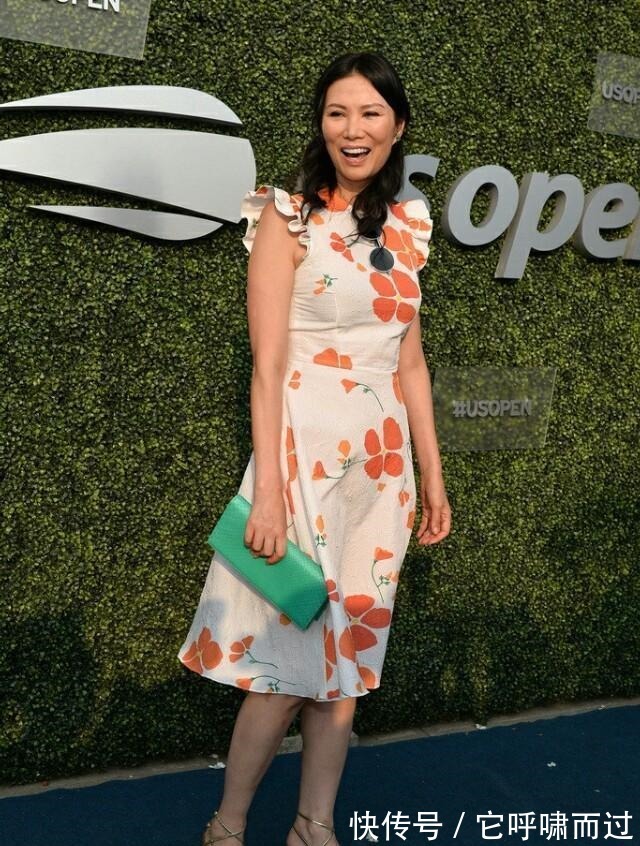 50岁邓文迪终于换发型, 配格纹裙好气质虽满分但水桶腰太显眼!