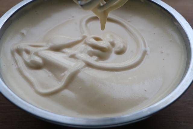 玉米面加5个鸡蛋,不加1滴油1滴水,又香又软,比发糕好吃10倍!