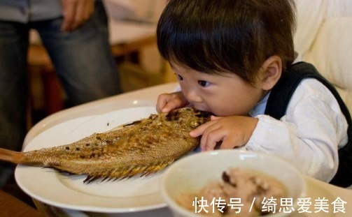 外面的世界|四岁宝宝被鱼刺卡喉咙,母亲用这个方法取出刺,大夫连连夸赞