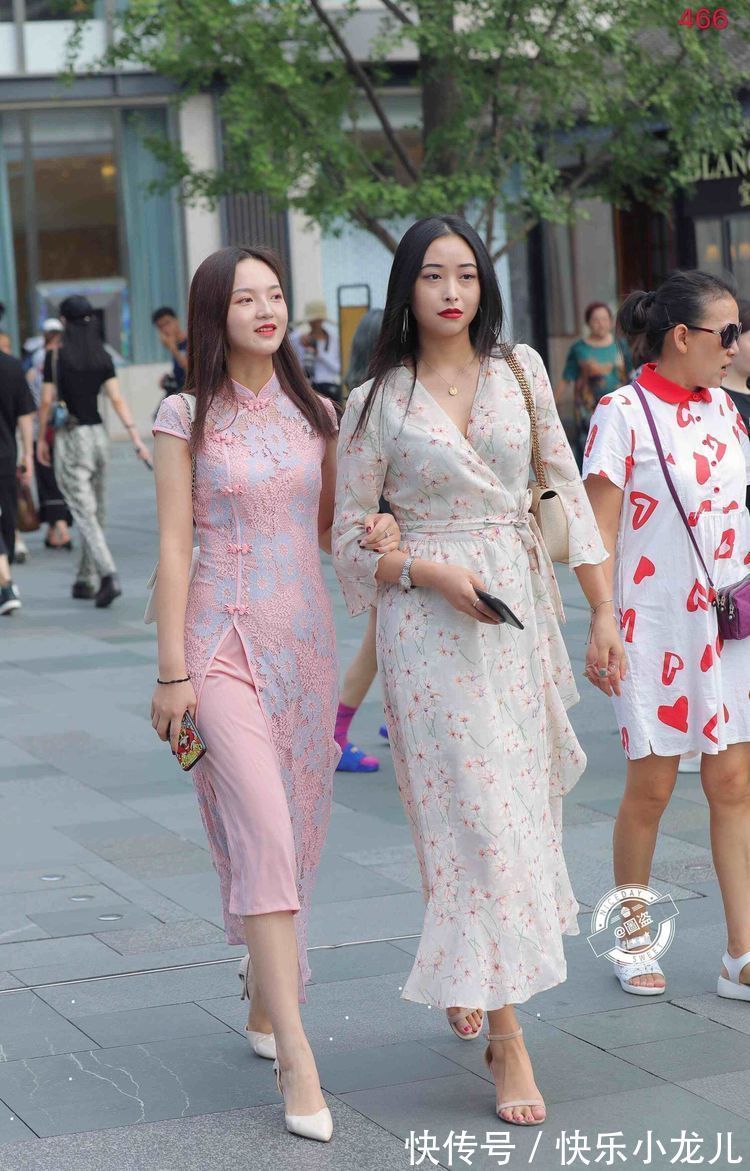 装扮 尽善尽美的连衣裙装扮是今年流行的穿搭,走出时尚步伐,休闲飘逸