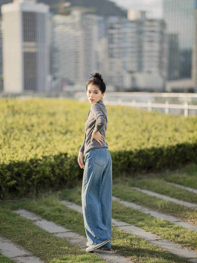 减龄|3、40岁这样穿“贼”好看,针织开衫搭配牛仔阔腿裤,清爽又减龄