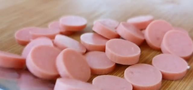 金针菇里面加3个鸡蛋，真的好吃，我家一周能吃3回，美味又营养