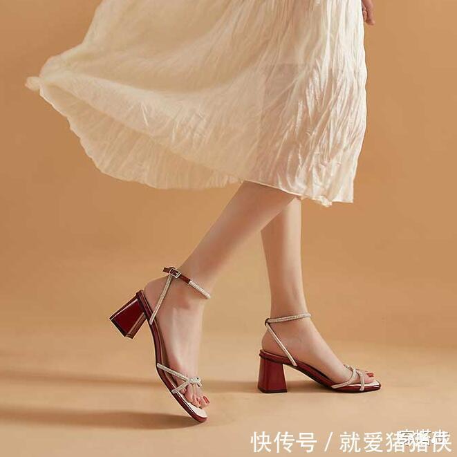 再见了小白鞋,是时候穿上高跟凉鞋了,我小姨也在穿,真美