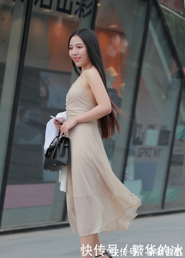 裸色|街拍：美女穿上露背吊带连衣裙，小清新变身性感女神，美得过分了
