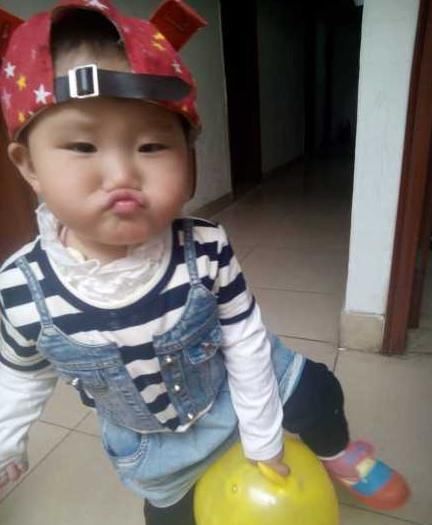 直奔|两岁儿子总学“金鱼嘴”,妈妈说太可爱,奶奶掰开嘴后直奔医院