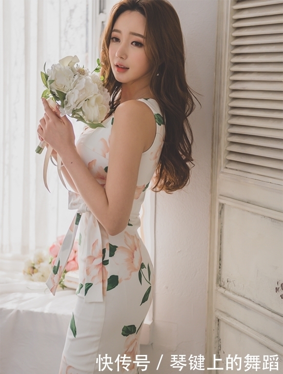 女人|小姐姐时尚完美搭配紧身裙,身材凹凸有致,女人魅力四射