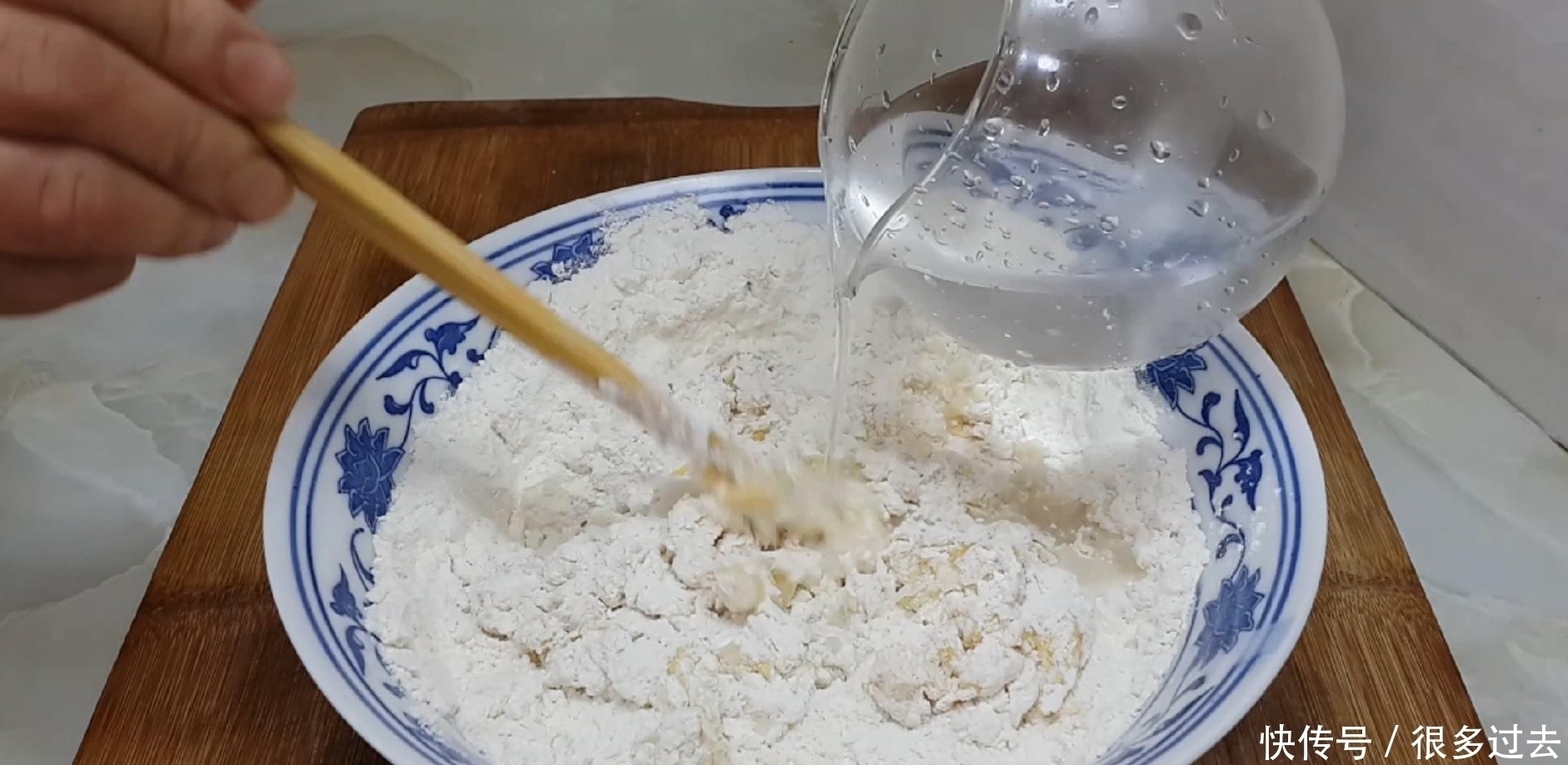 面包|面粉别炸油条了，加3个鸡蛋，个个松软又空心，比麻花面包还好吃