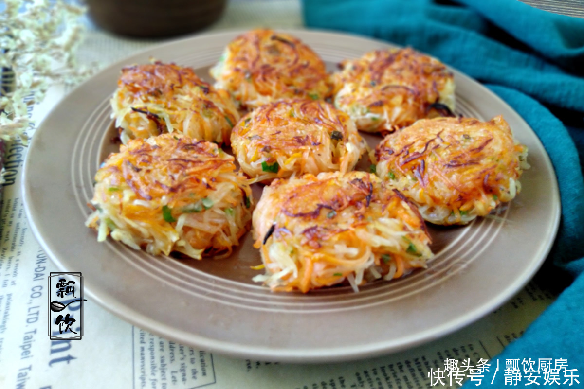 1个土豆,1个胡萝卜,不加面,不加水,做成菜饼子,一盘吃饱