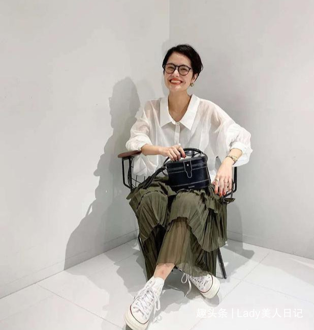 时髦 为什么日本女人都喜欢穿“透视衬衫”夏末早秋的时髦,全靠它撑