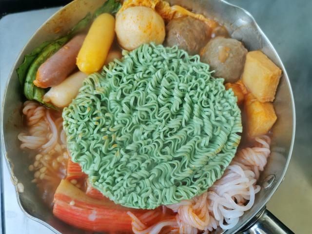 10分钟做一锅懒人部队火锅，不用等无油烟，太适合冬天吃了