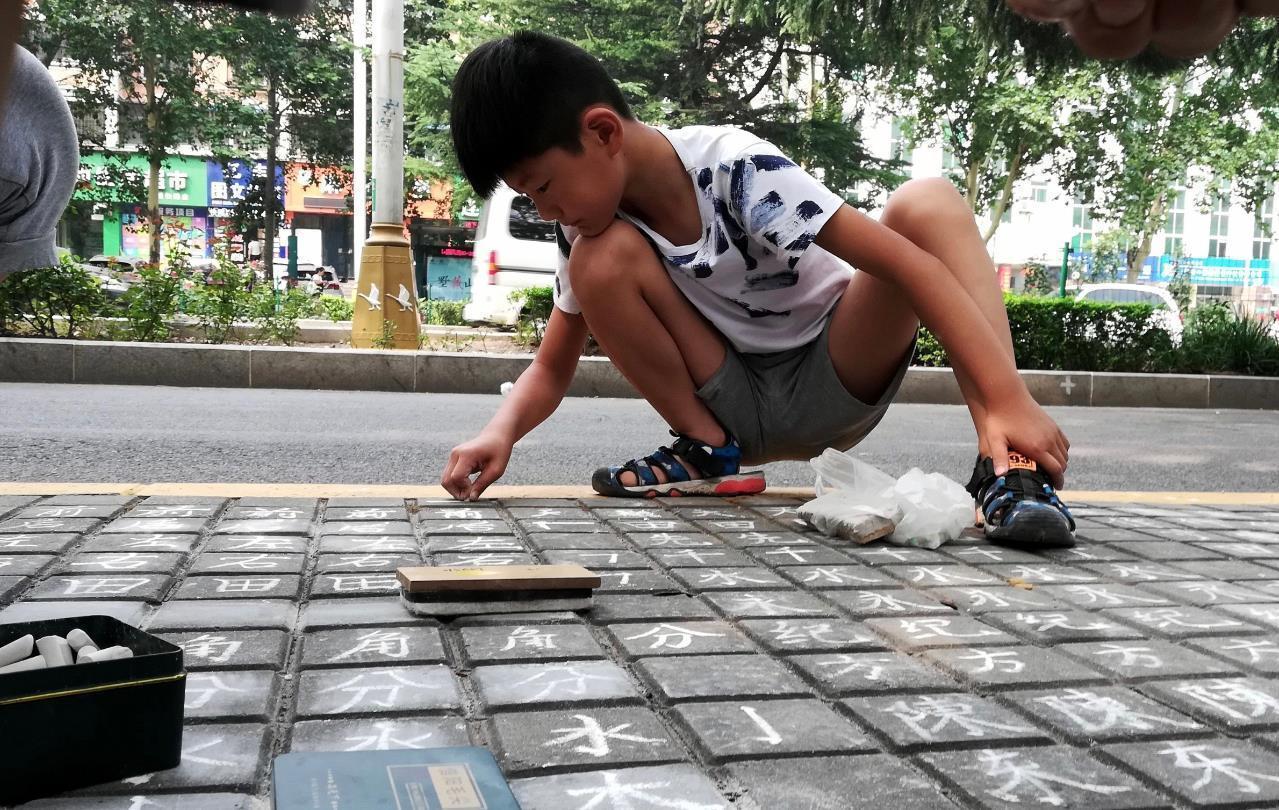 小学生在考场急哭，只因名字有103画，监考老师：我也写不来