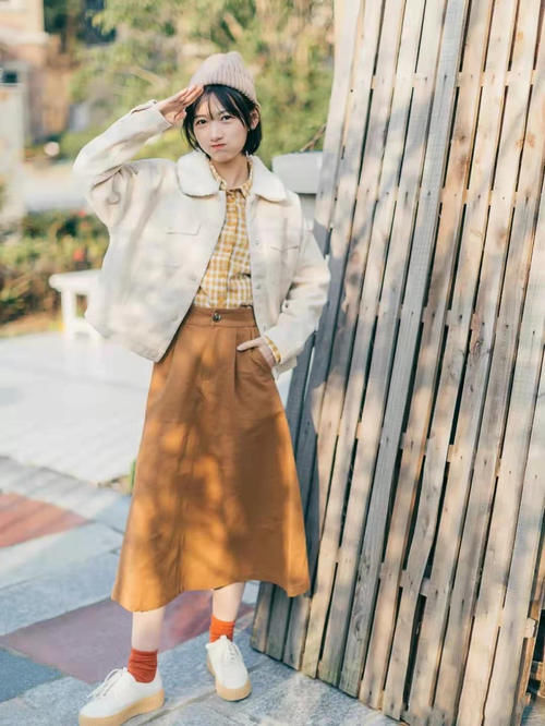 别说小个子穿半身裙不好看，常见的3个搭配法学会了，照样时尚