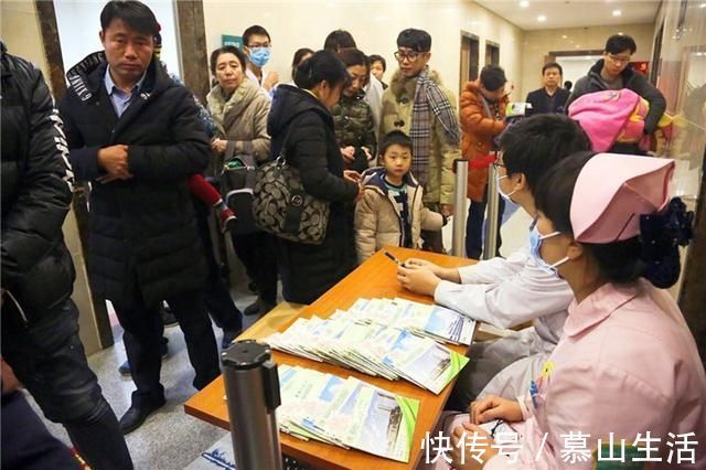 高烧|宝宝高烧排到300号,儿科医生却准点下班,宝妈:你不能加班吗