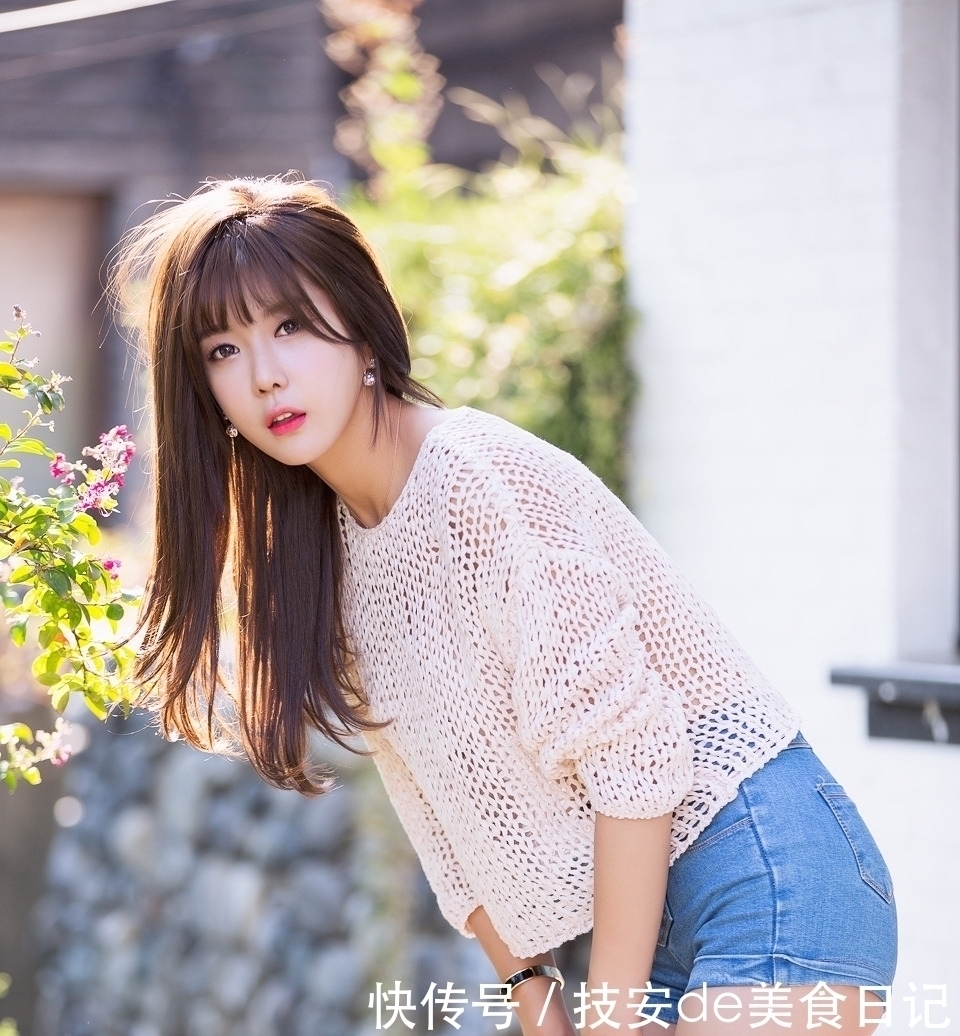 紧身牛仔裤 紧身牛仔裤美女装扮,优雅时尚,美不美看穿搭!