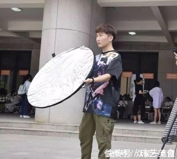 |搞笑p图:求大神帮忙在电梯里p个男朋友,大神的回复有点皮啊!