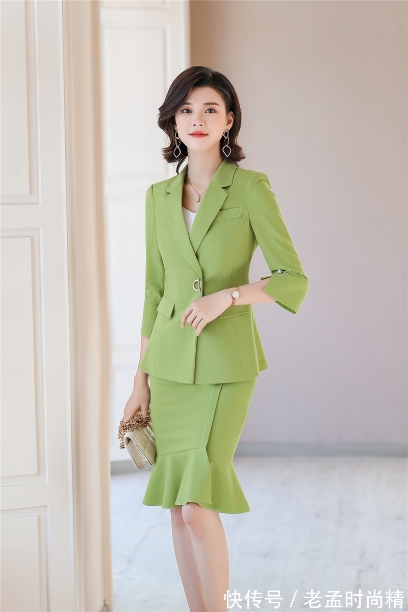 职场 果绿色中袖西装搭配鱼尾裙展现不一样的职场靓丽