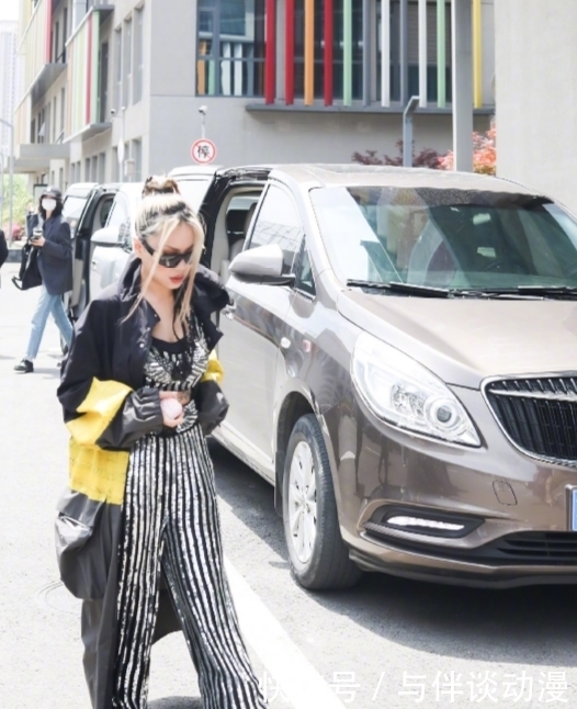 王嘉尔|新综艺《黑怕女孩》路透来袭,这位“红裤子女孩”我先押冠军了!