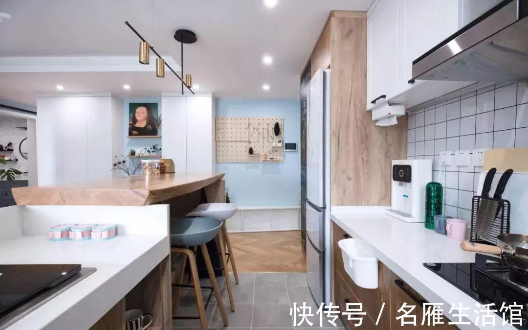 中岛台|要我说，厨房里加个岛台，一侧留空连着吧台，能收纳能用餐！实用