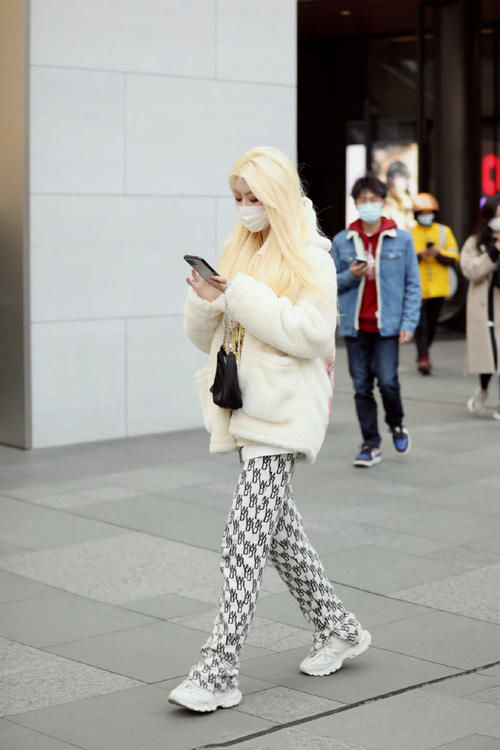 要想穿搭更前卫，不要只穿单调的单色裤，纹理裤搭配更时尚