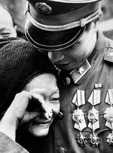 军区|对越自卫反击战之前，他是一名人民教师，战争结束后他成军区司令