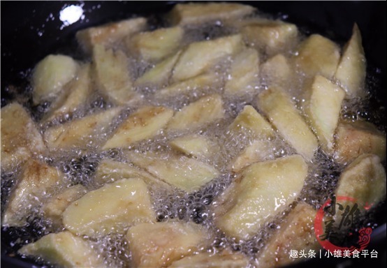 农村宴席茄子做法，老厨师不加复杂调料，软糯入味，比吃肉都香