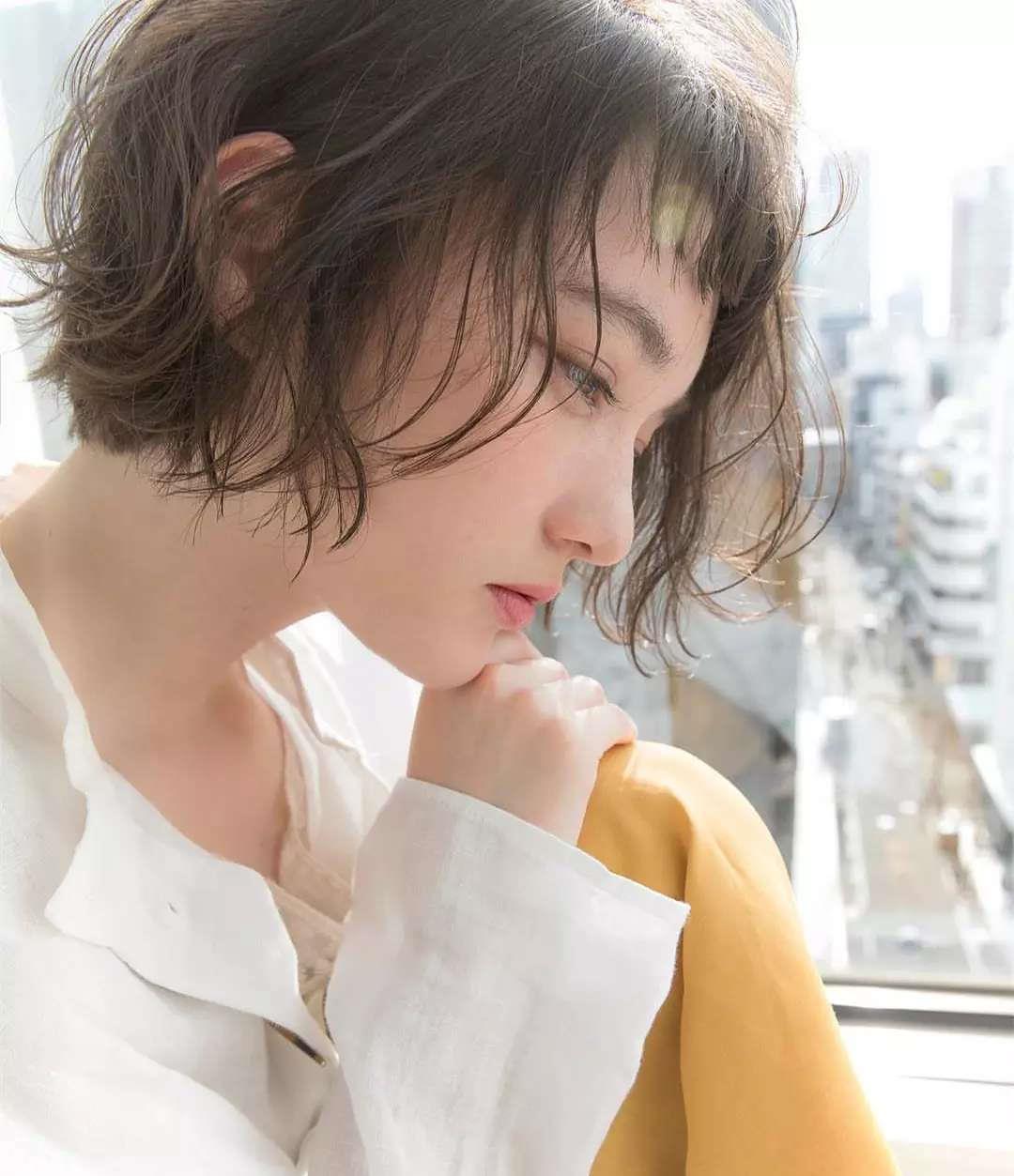 蓬松感|头发细软、发量少、额头高,适合什么发型?剪短烫卷,别无他法