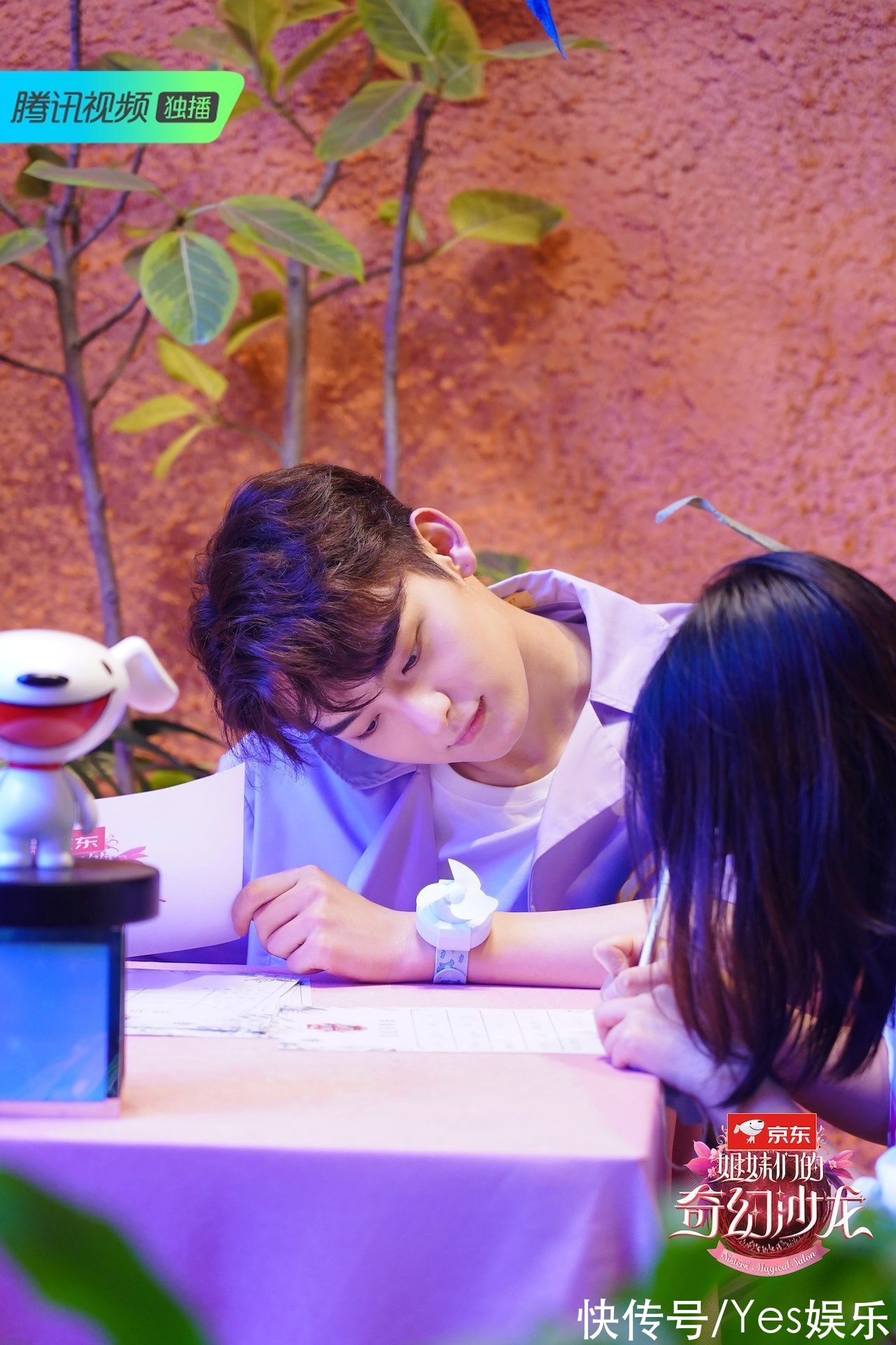 景甜|《姐妹们的奇幻沙龙》诠释梦想不限年龄 景甜林允助力六十岁模特演员梦