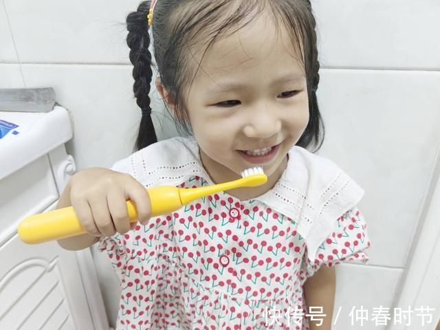 咸蛋超人|孩子排斥刷牙的原因?种草两款儿童电动牙刷,让孩子爱上刷牙