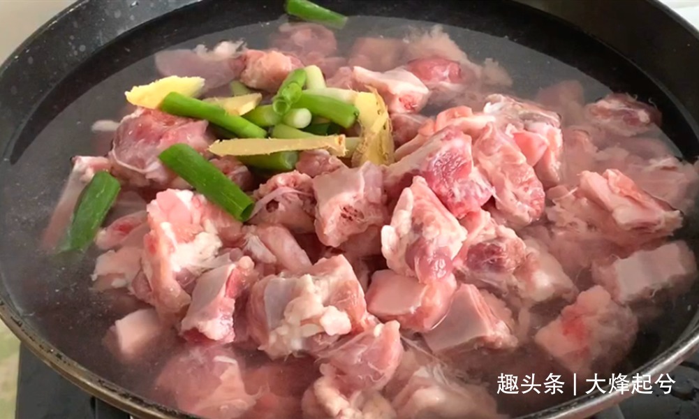 反复提醒,炖排骨时万万不要先焯水,牢记2步,排骨鲜嫩无腥味