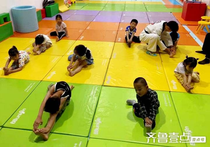 腿法|聊城大学体育学院志愿者课余传授跆拳道