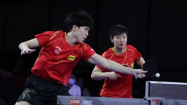 孫穎莎|笑噴！王楚欽頒獎時慶祝大頭戴上牛仔帽，孫穎莎早田希娜左右壞笑