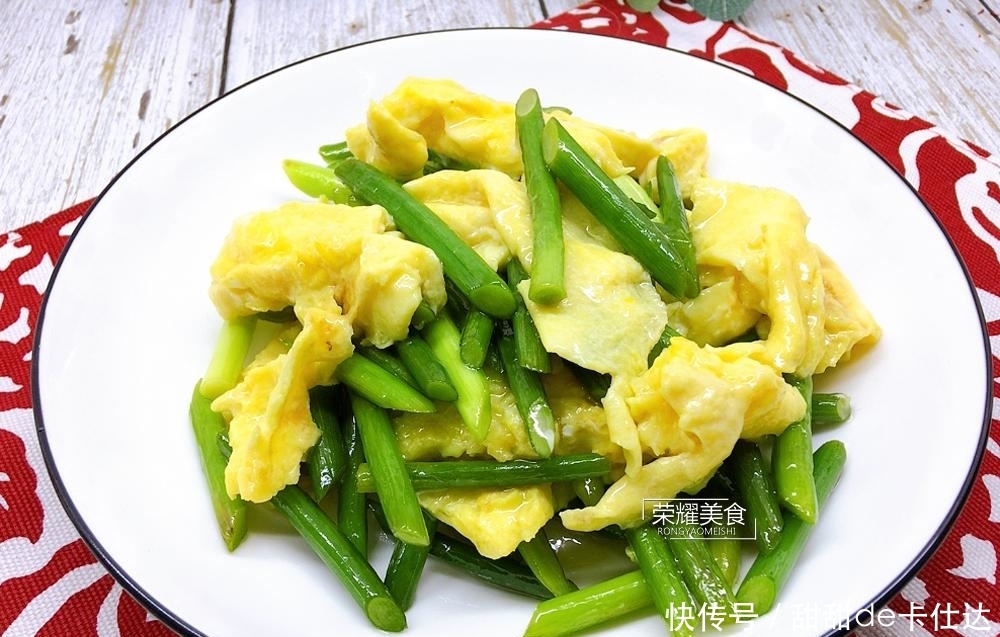 炒蒜薹,焯水和直接下锅炒就错啦,这样做,蒜薹翠绿鲜嫩很入味