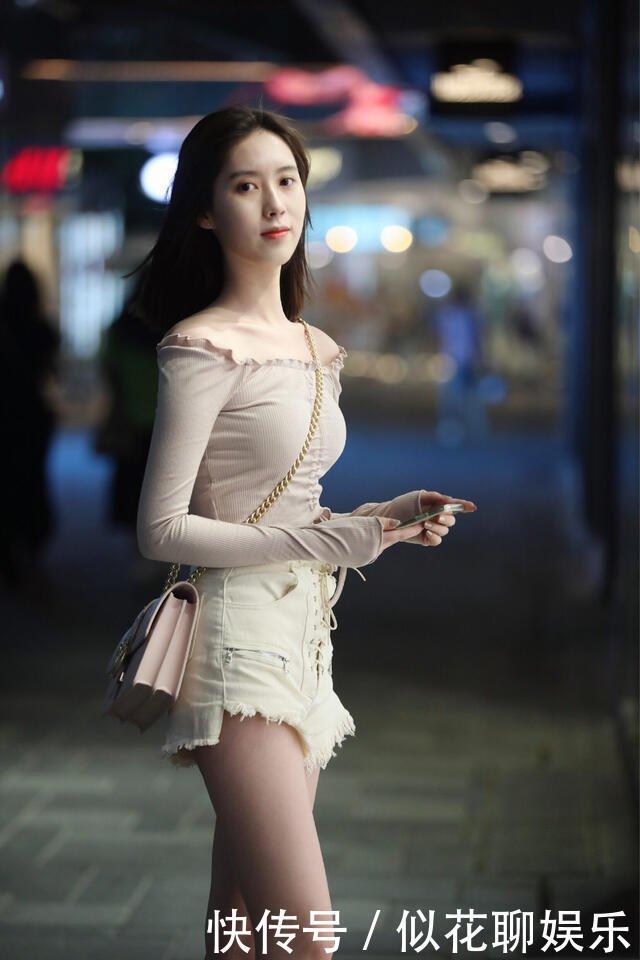 牛仔|裸色气质露肩衣搭牛仔短裤,清爽大方显气质