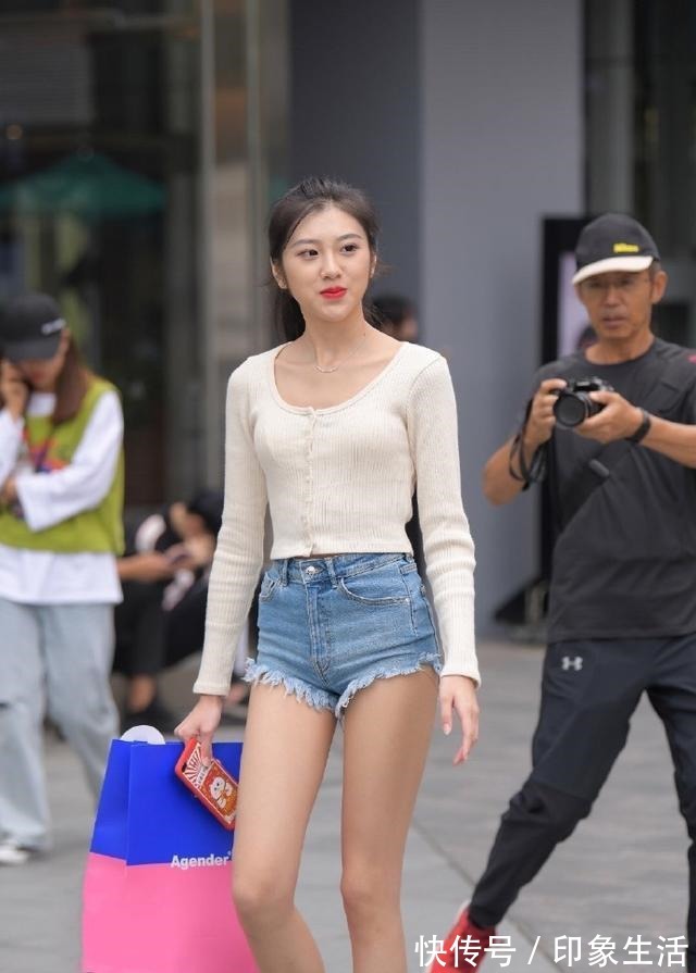 牛仔短裤 白针织衫配牛仔短裤,挡不住的清爽气质,日常就应该这样穿!