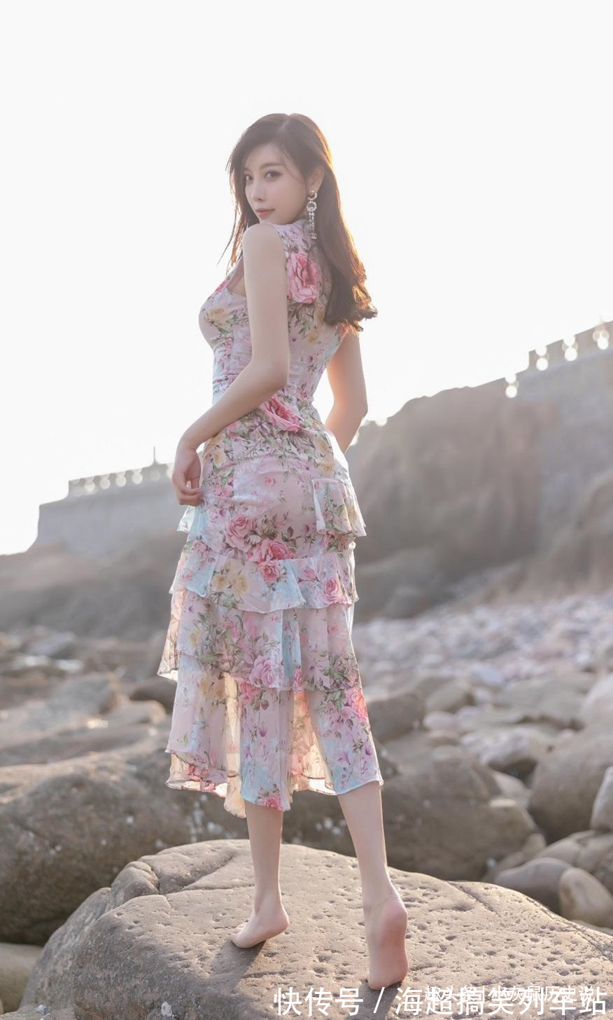 连衣裙 改良版的旗袍连衣裙,用吸睛的印花点缀裙身,优雅范十足