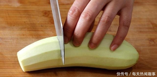 1根茄子,一块猪肉,这是茄子肉末焖面的做法,真好吃