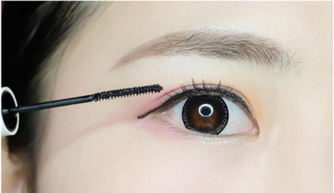 粉粉嫩嫩的桃花妆这样画，洋溢着暖春的气息，温柔又带点小妩媚