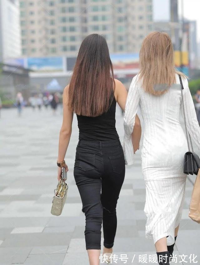 吊带 黑色吊带＋黑色破洞裤穿搭，又酷又飒，潇洒自信，御女范儿十足！