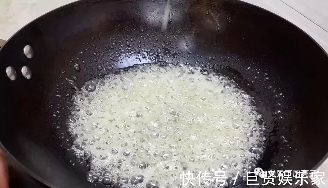 1斤面粉，4个鸡蛋，锅里炒一炒，教你做创意小零食，比麻花都好吃